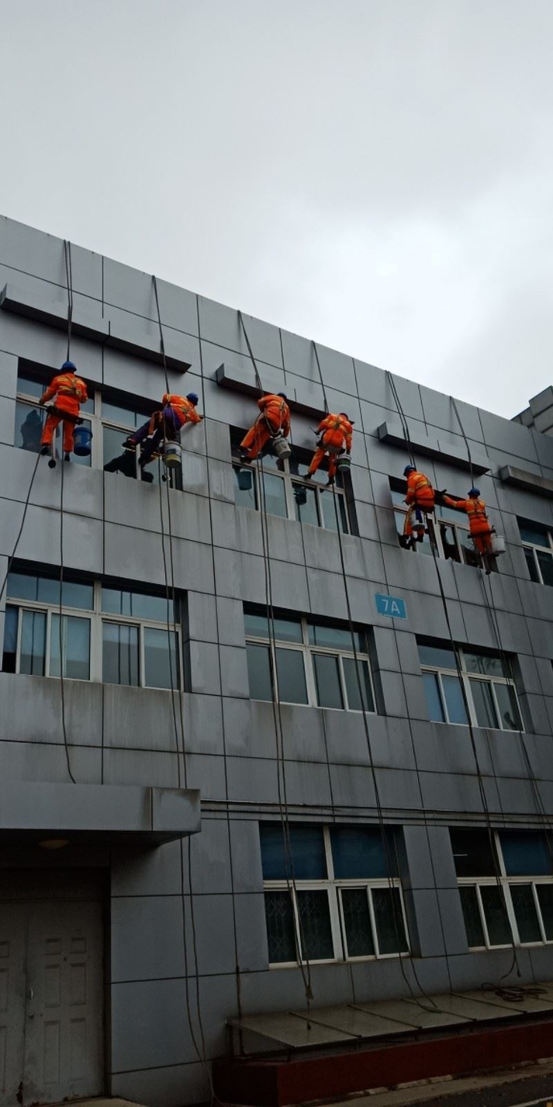 高层外墙清洗施工方案:安全是前提,洁净是标准